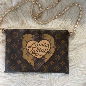 Louis Vuitton monogram purse! Adorable heart bag with detachable purse string.